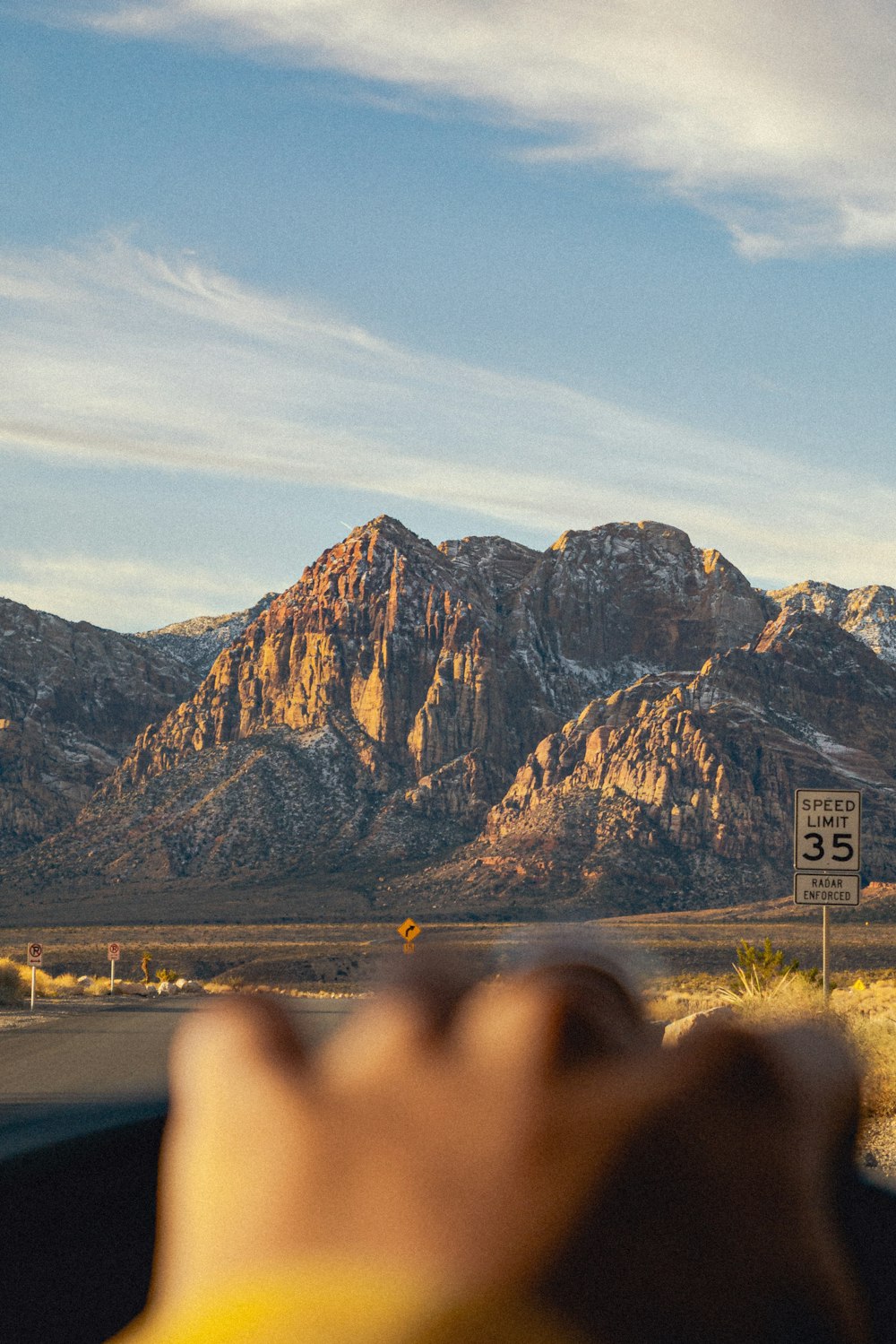 una vista di una catena montuosa dall'interno di un'auto