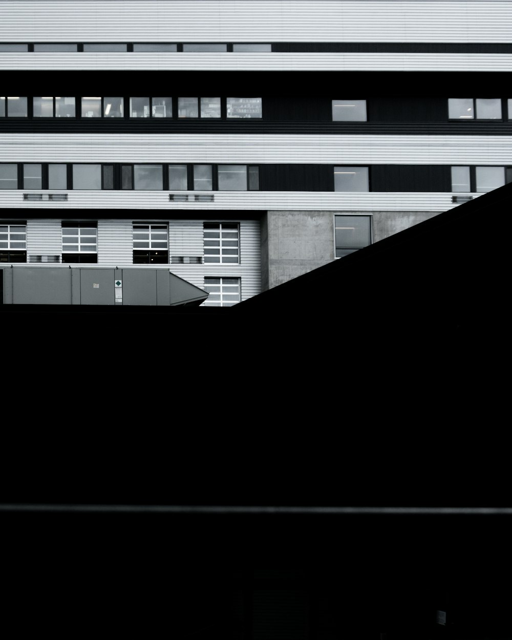 Ein Schwarz-Weiß-Foto eines Gebäudes
