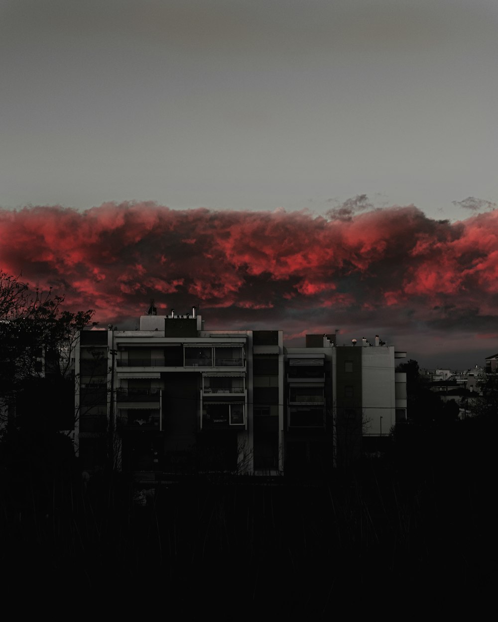 Eine rote Wolke ist am Himmel über einer Stadt