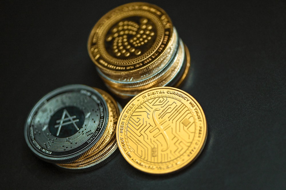 Una pila de monedas de oro y plata sentadas una encima de la otra