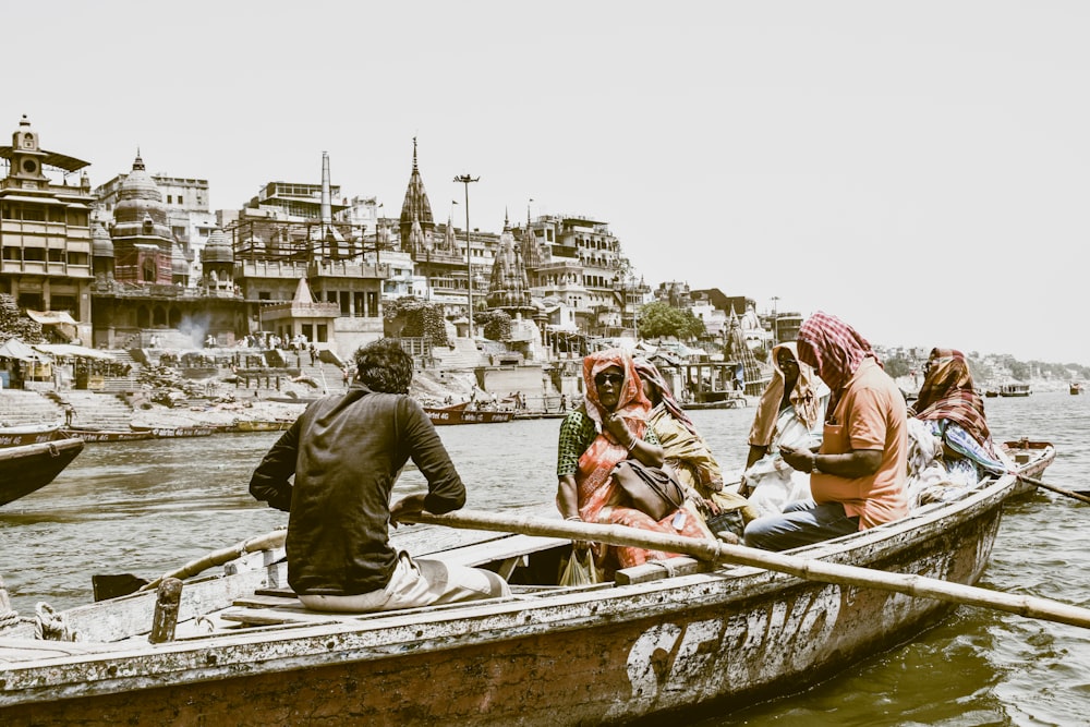 um grupo de pessoas andando em cima de um barco