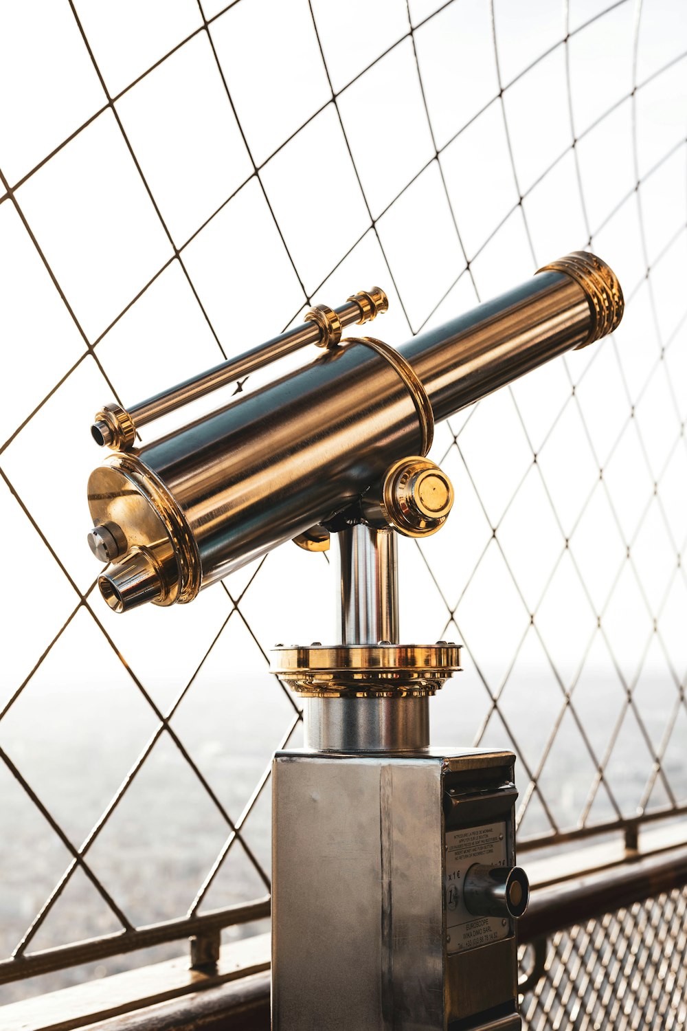 Un telescopio sentado encima de un soporte de metal