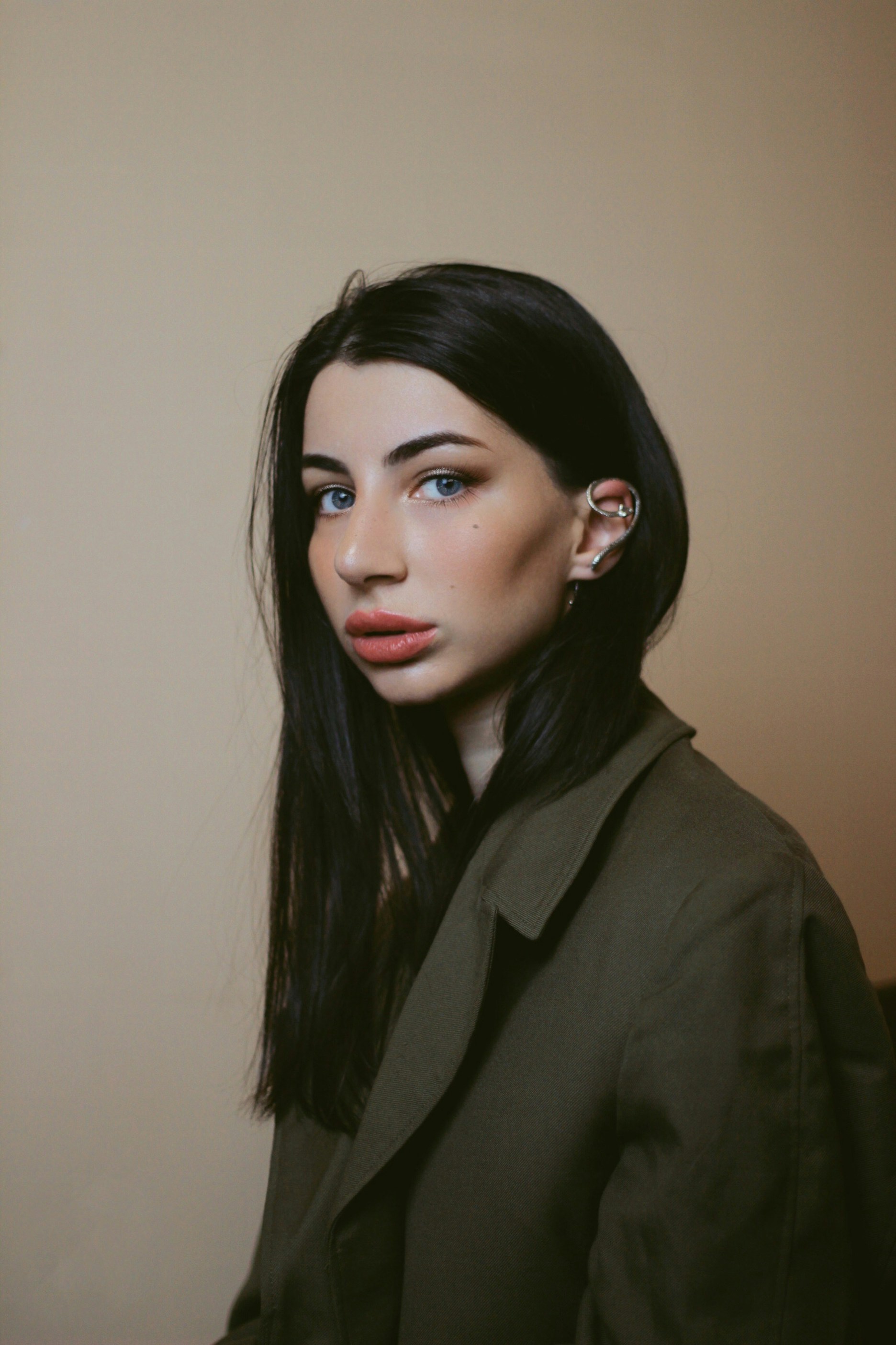 Une femme aux longs cheveux noirs et aux yeux bleus