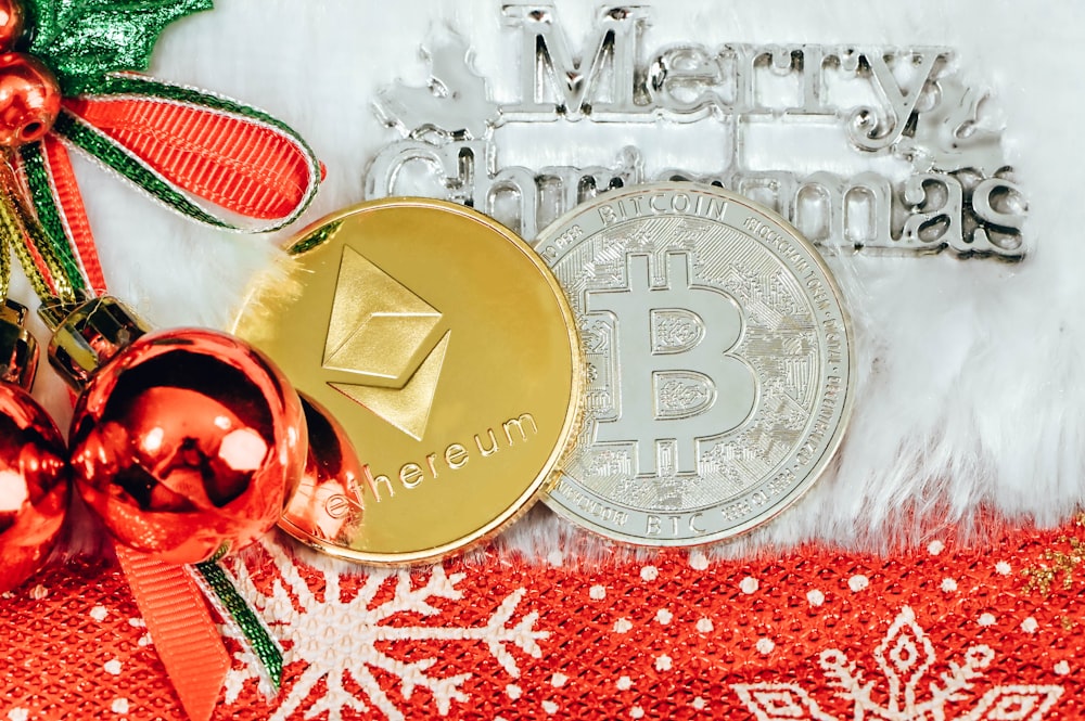 Ein Bitcoin und Weihnachtsschmuck auf einer rot-weißen Decke