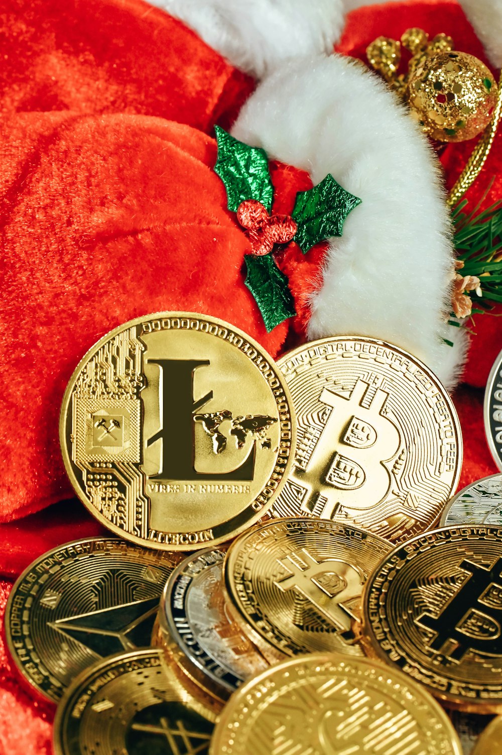 Ein Haufen goldener Bitcoins und ein Weihnachtsmannhut