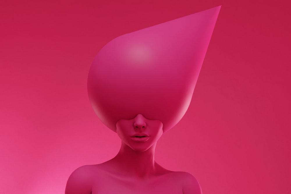 Eine Frau mit einem großen rosa Gegenstand auf dem Kopf