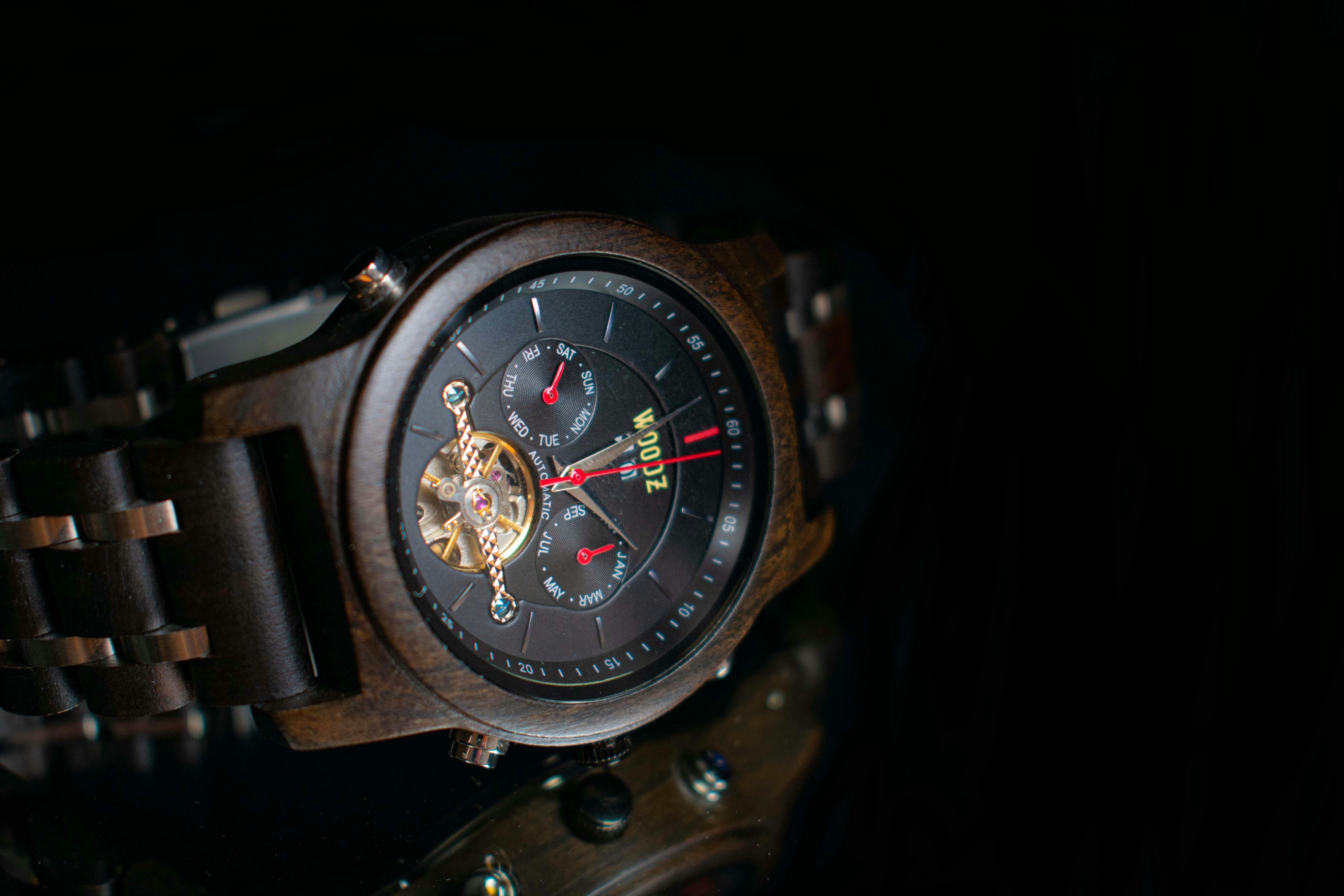 um close up de um relógio em uma mesa