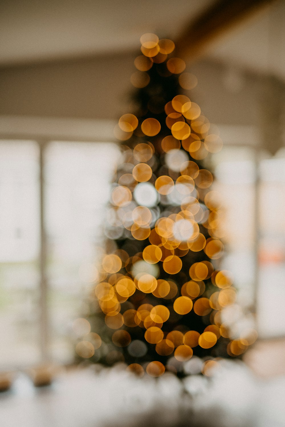 Una foto borrosa de un árbol de Navidad iluminado