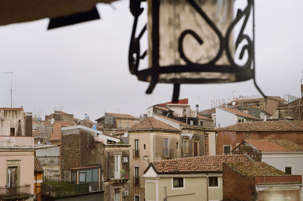 uma vista de uma cidade a partir de um telhado