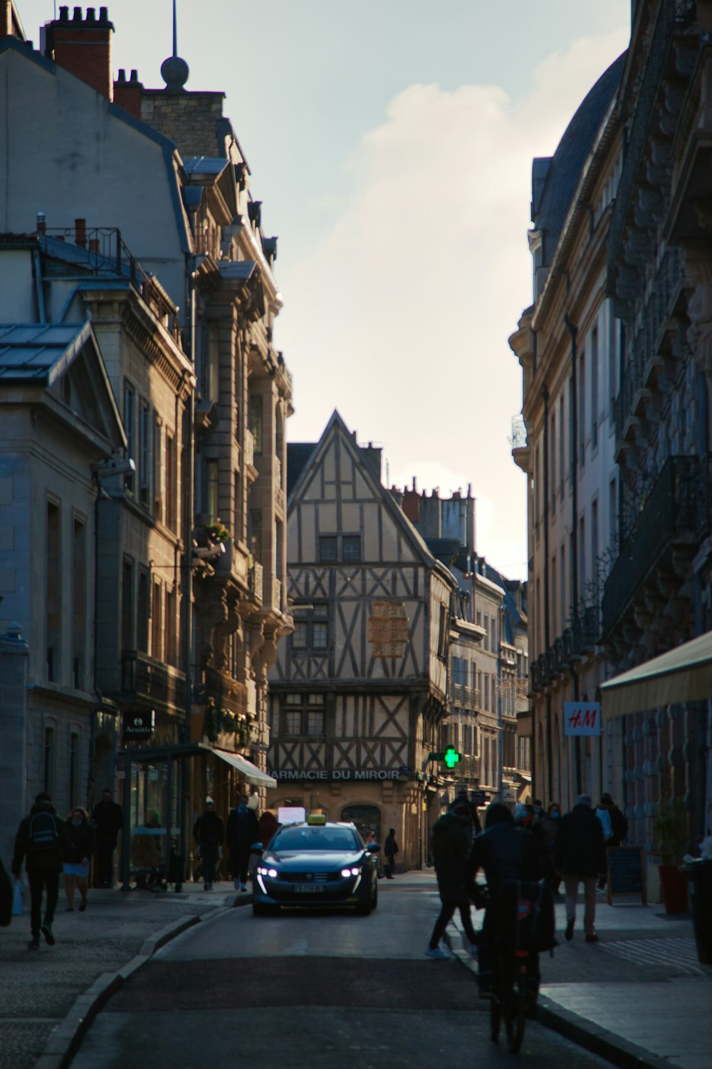 Une voiture roulant dans une rue à côté de grands immeubles