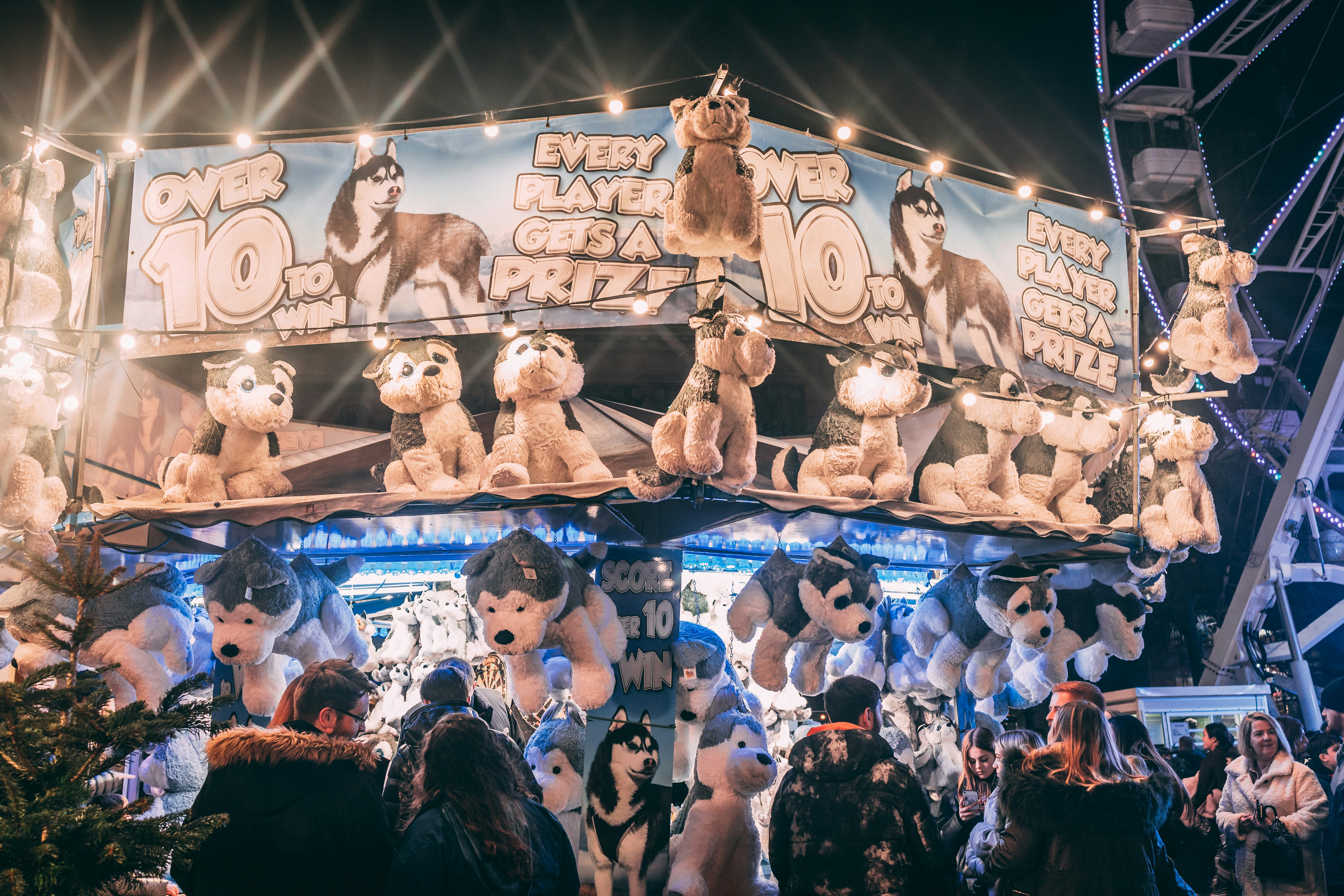 Eine Menschenmenge, die um einen Karnevalsstand steht