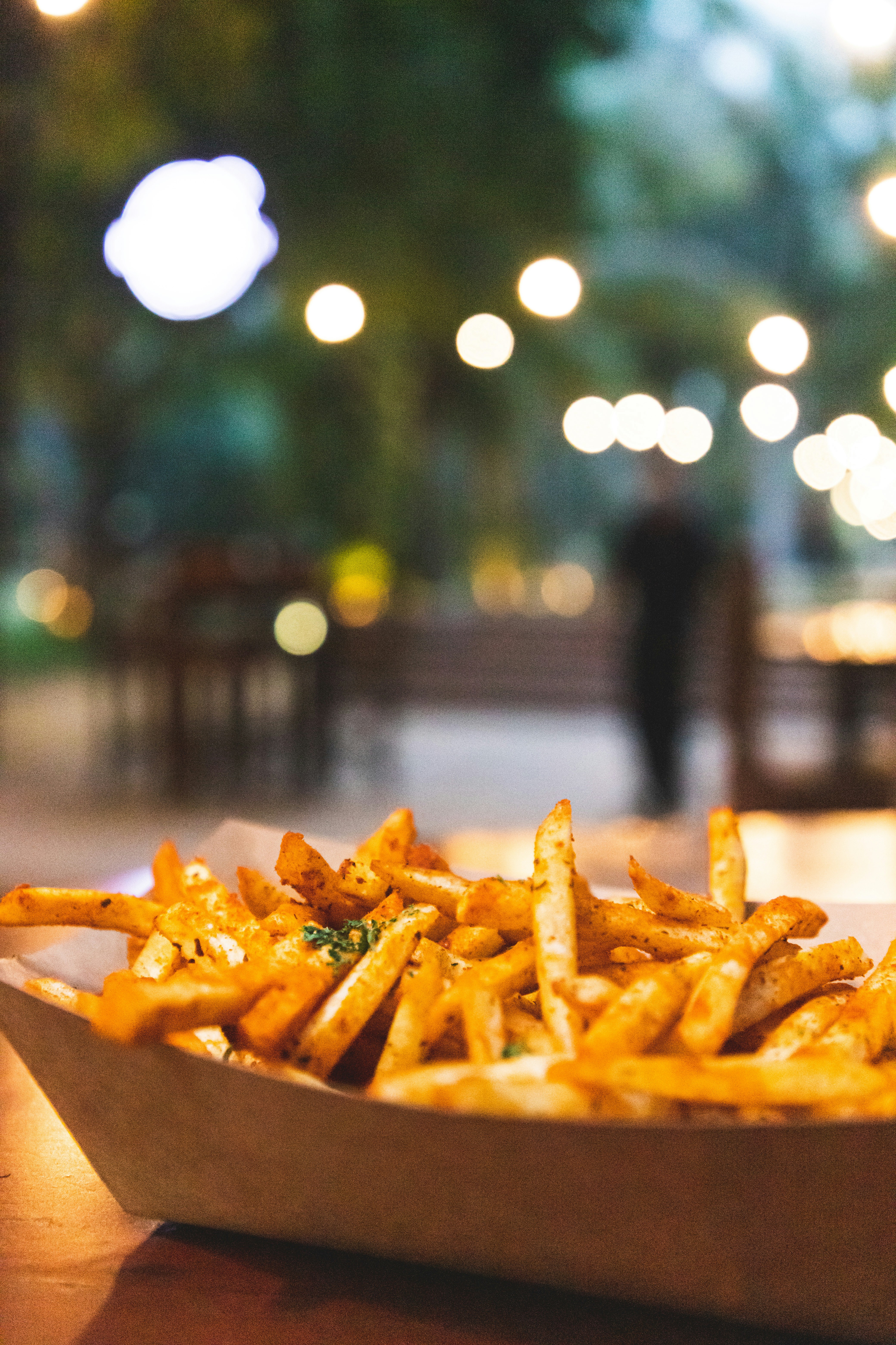Papas fritas grandes Frisby: porción grande de papas doradas crujientes en bandeja