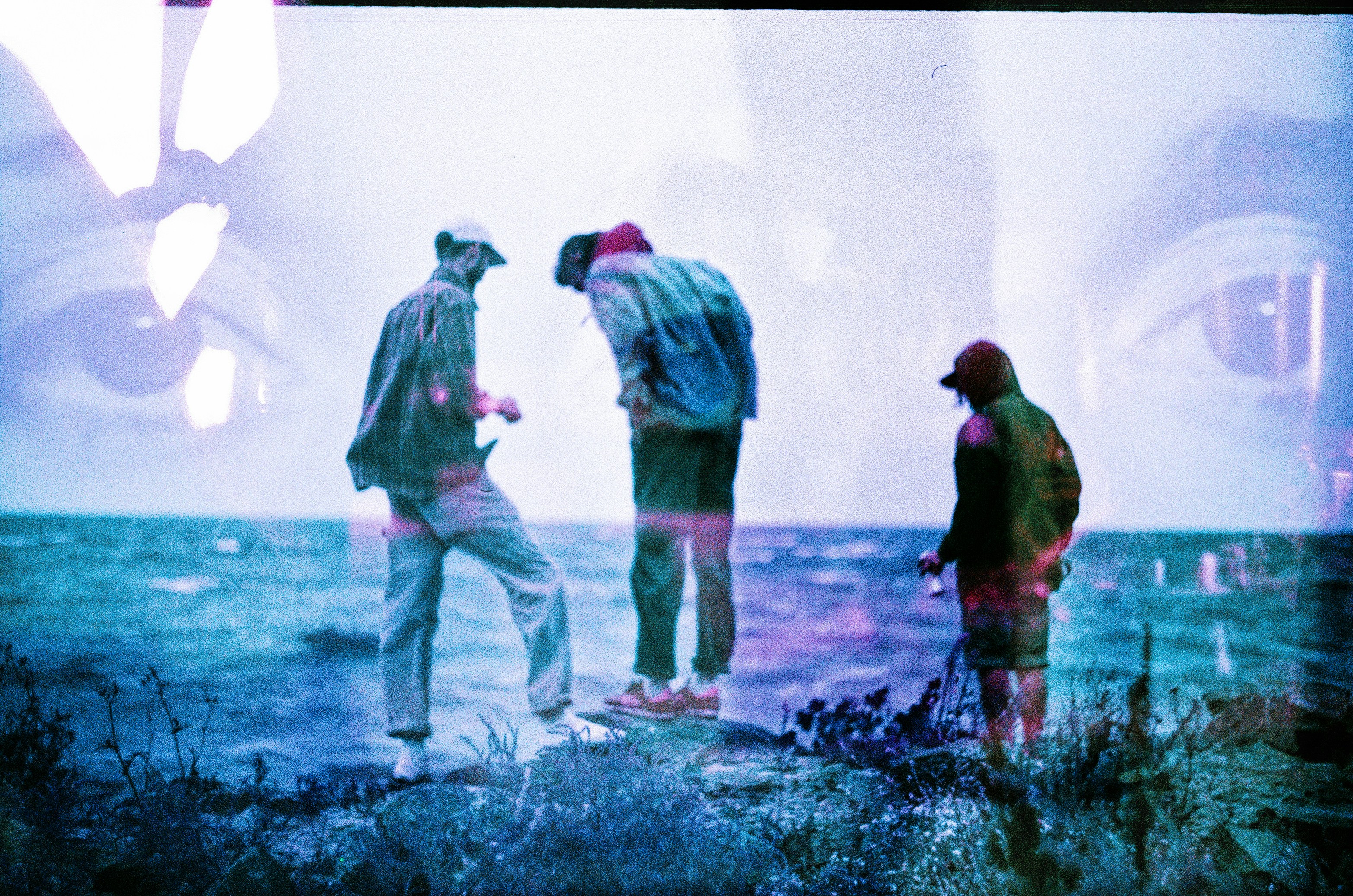 Eine Gruppe von Männern, die nebeneinander stehen