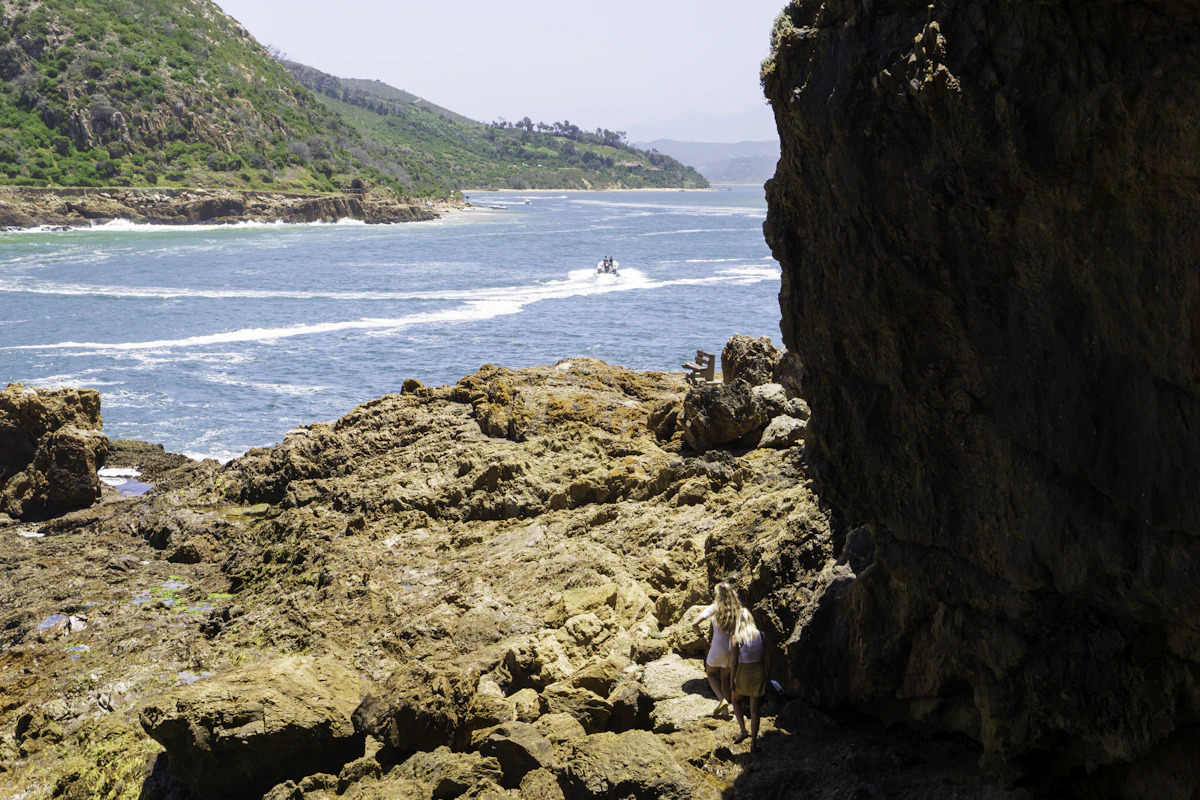 Rocky sandstone cliffs overlooking the Knysna lagoon
