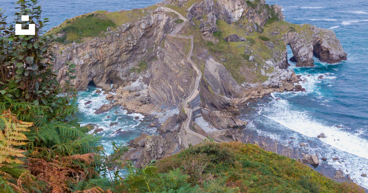 Un rivage rocheux à côté d’un plan d’eau photo – Photo España Gratuite ...