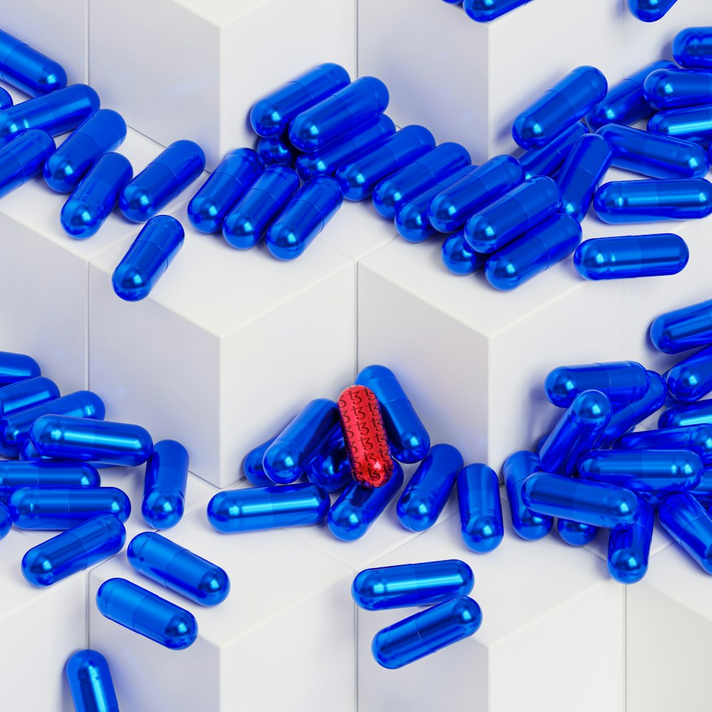 um monte de pílulas azuis sentadas umas em cima das outras