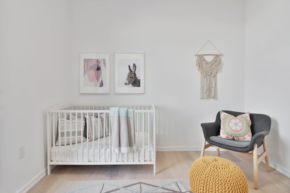 un dormitorio con una cama y una silla en una habitación