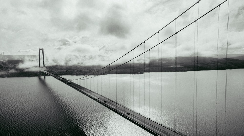 Une photo en noir et blanc du Golden Gate Bridge
