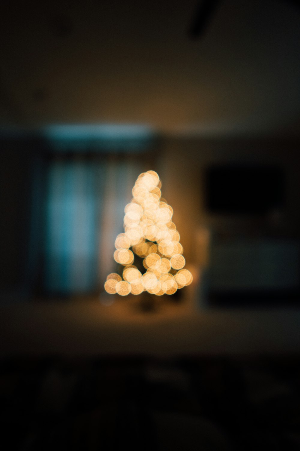 Una foto sfocata di un albero di Natale illuminato