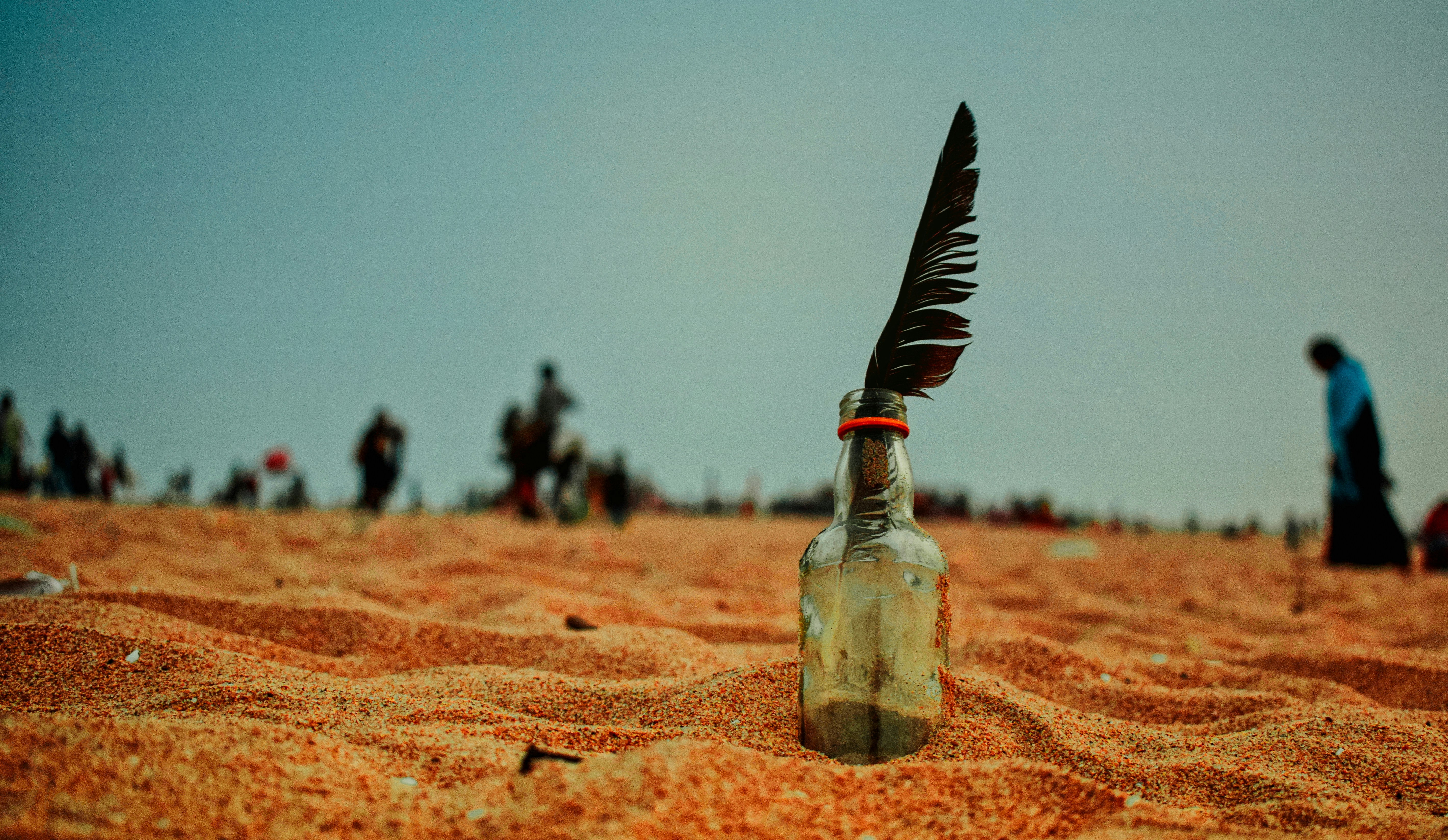 une bouteille avec une plume sur le dessus