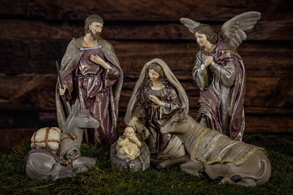 Un pesebre de tres ángeles y un niño Jesús