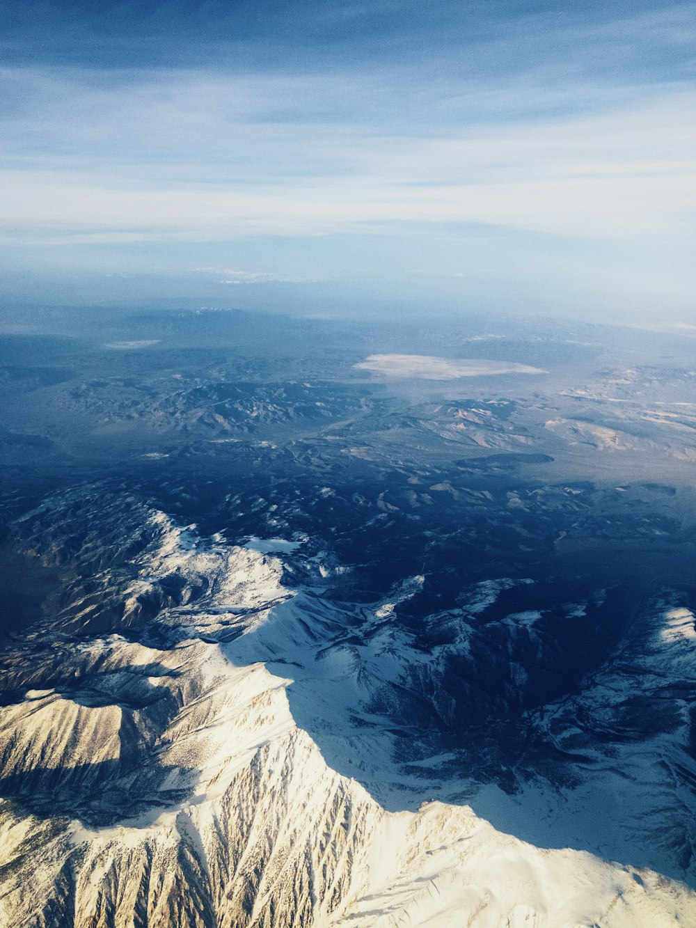 Una vista de una cadena montañosa desde un avión