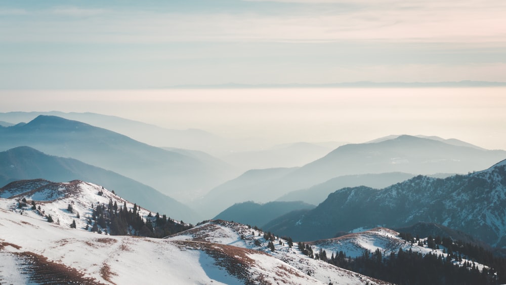 una vista di una catena montuosa coperta di neve