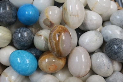a bunch of marbles that are all different colors