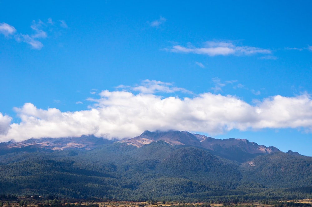 Blick auf eine Bergkette mit Wolken am Himmel