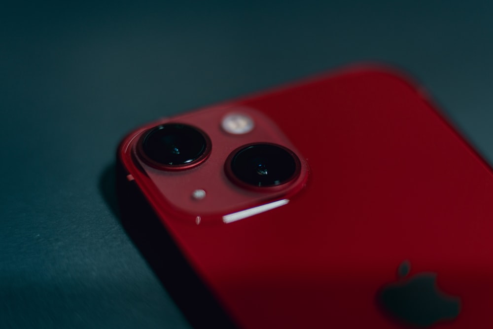 Un primer plano de un teléfono celular rojo