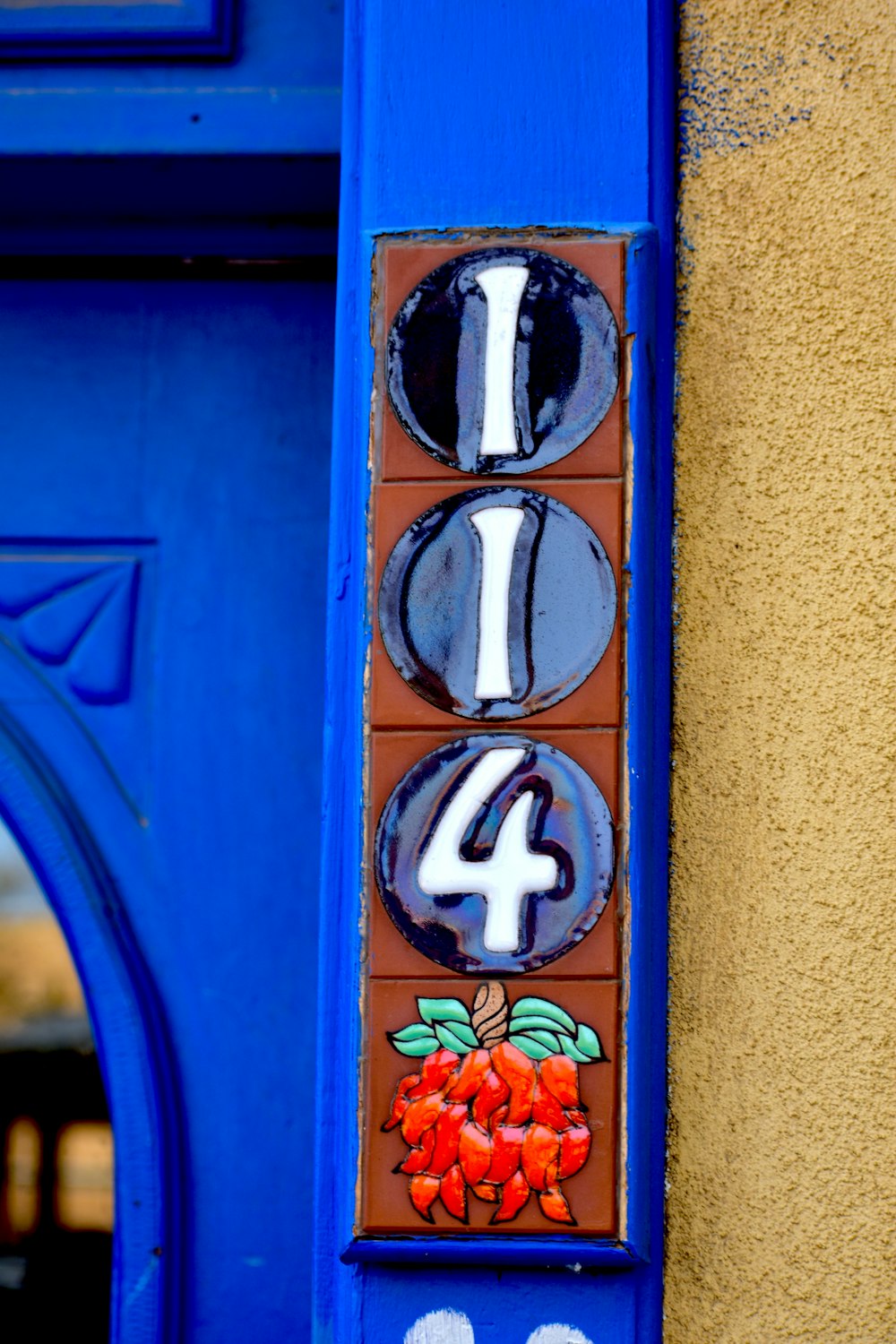 una puerta azul con un número cuatro pintado