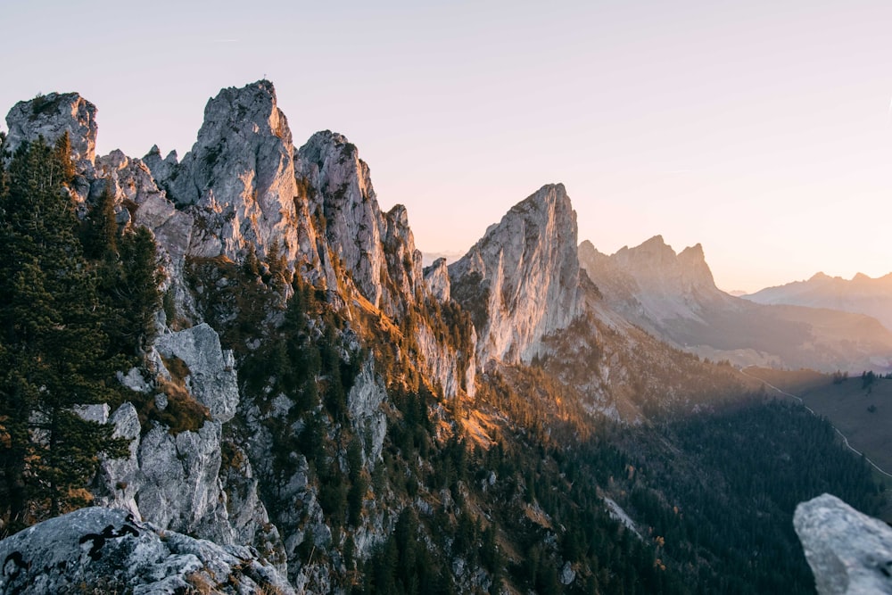 una vista di una catena montuosa al tramonto