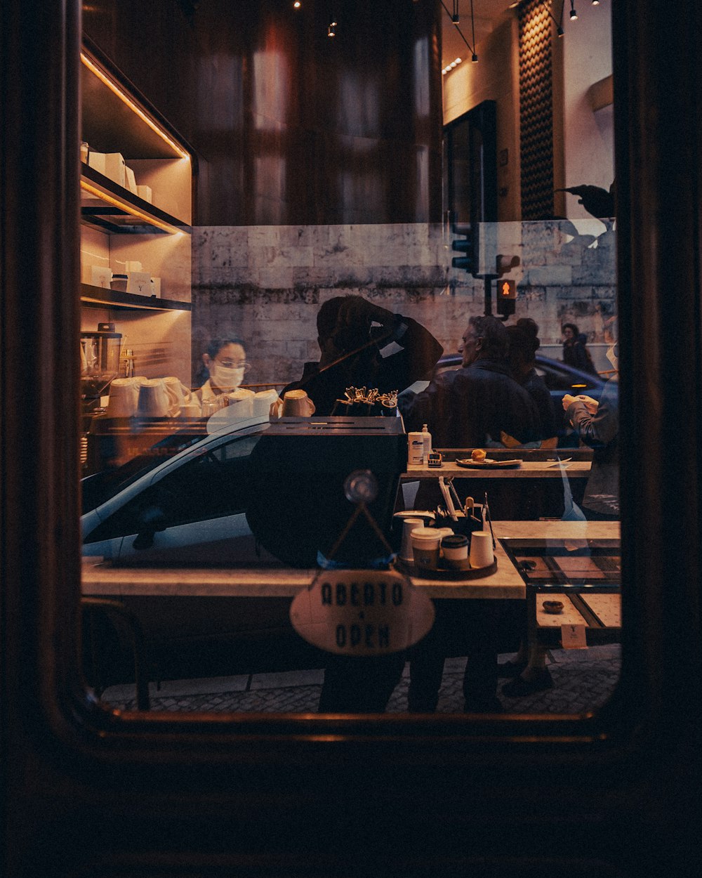 Un grupo de personas sentadas en una mesa en un restaurante