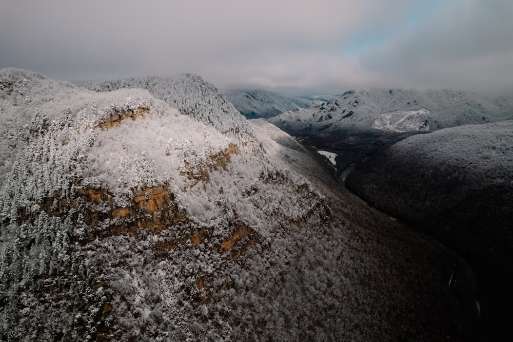 Una montaña cubierta de nieve con montañas al fondo