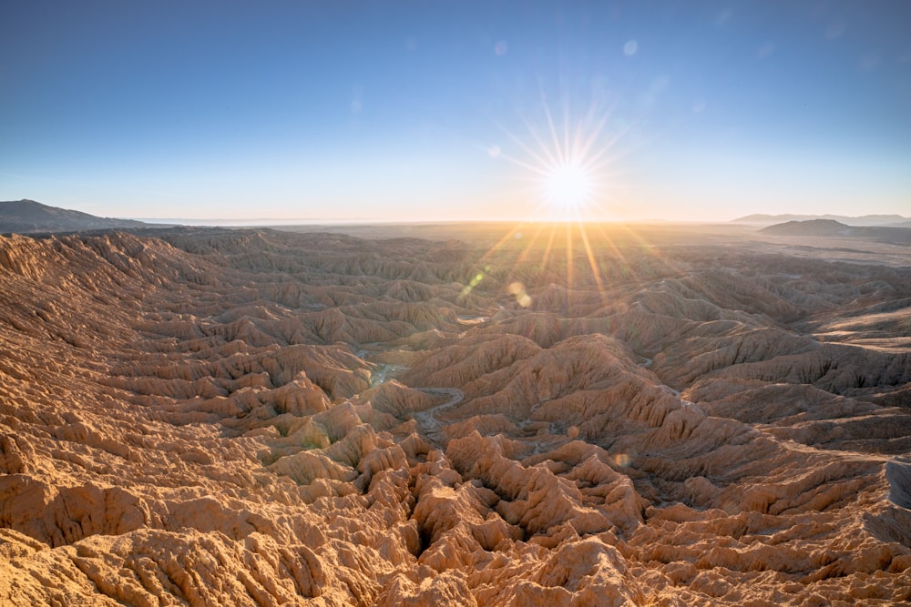 砂漠の風景に太陽が明るく輝く