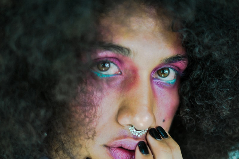 Main avec bague élégante