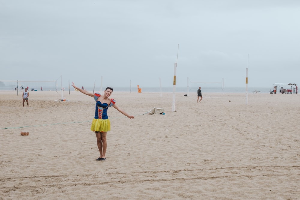 uma mulher em uma praia jogando um frisbee