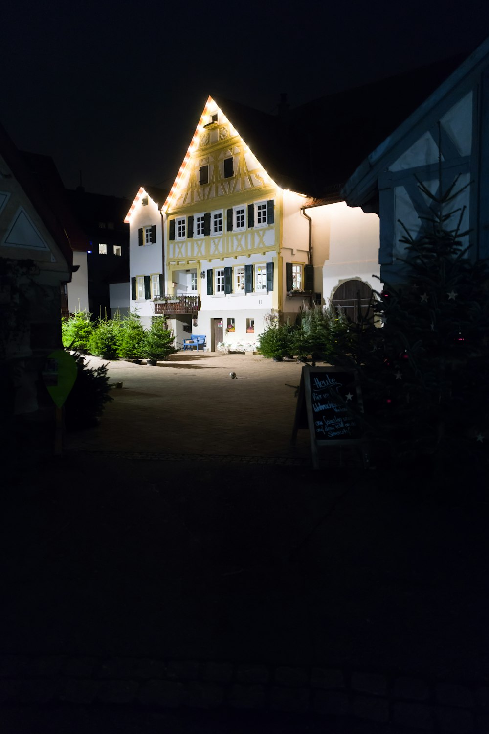 Una grande casa con molte luci su di esso