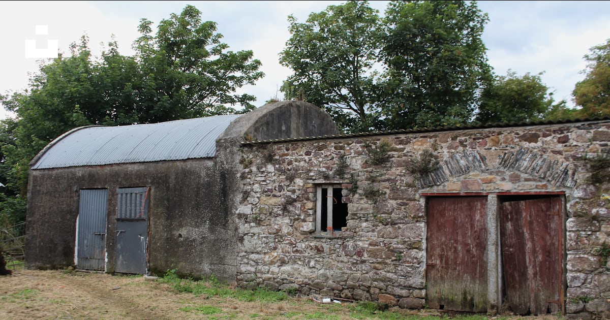 Foto zum Thema Ein altes Steingebäude mit Metalldach Kostenloses Bild