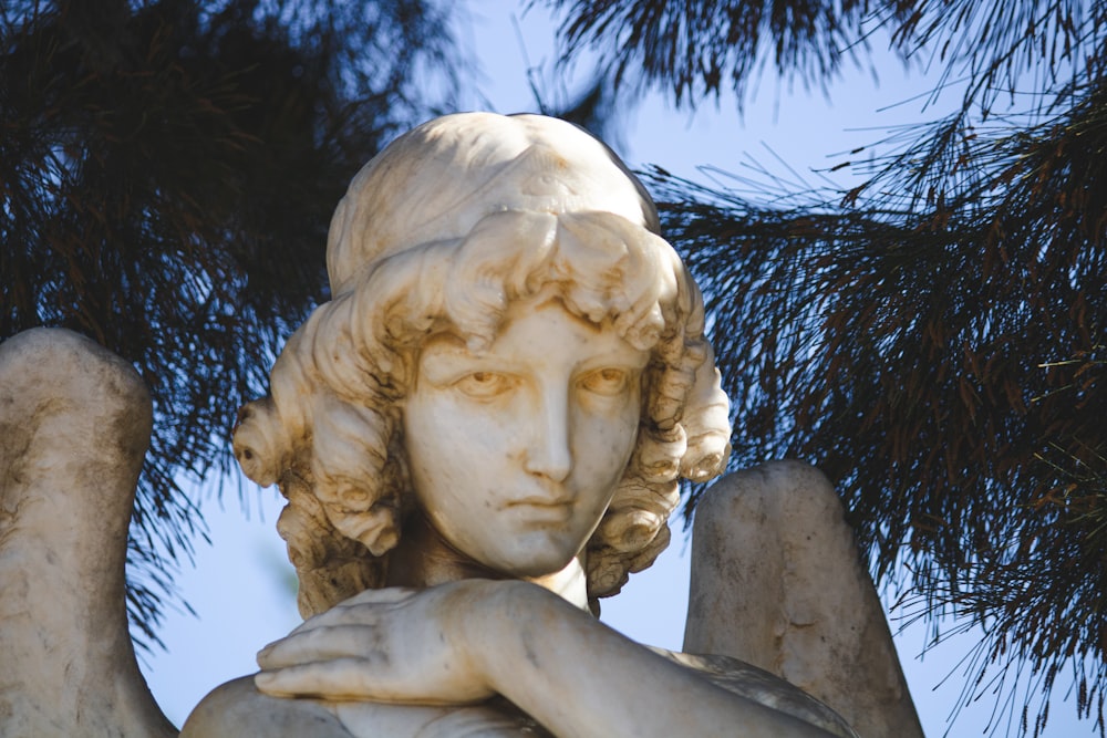 um close up de uma estátua de um anjo