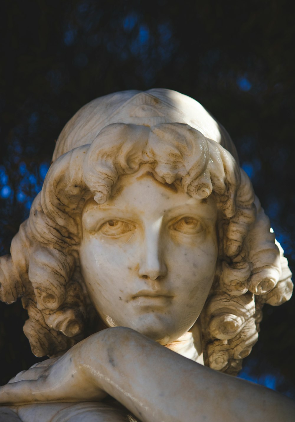 um close up de uma estátua de uma mulher