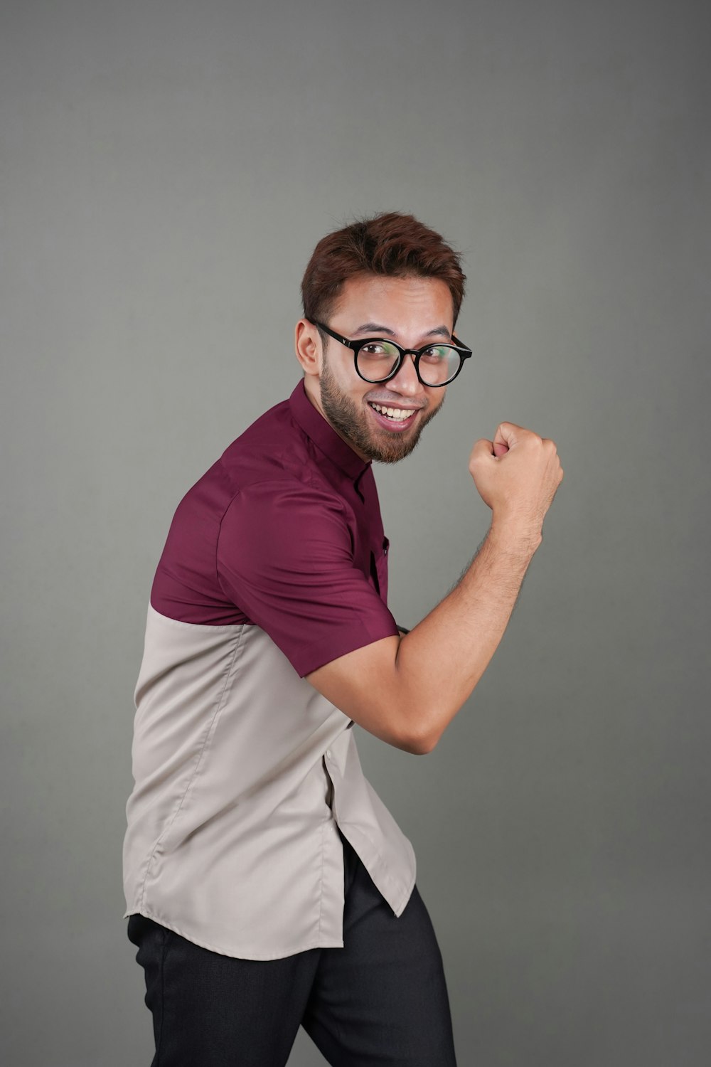 Un hombre con gafas posa para una foto