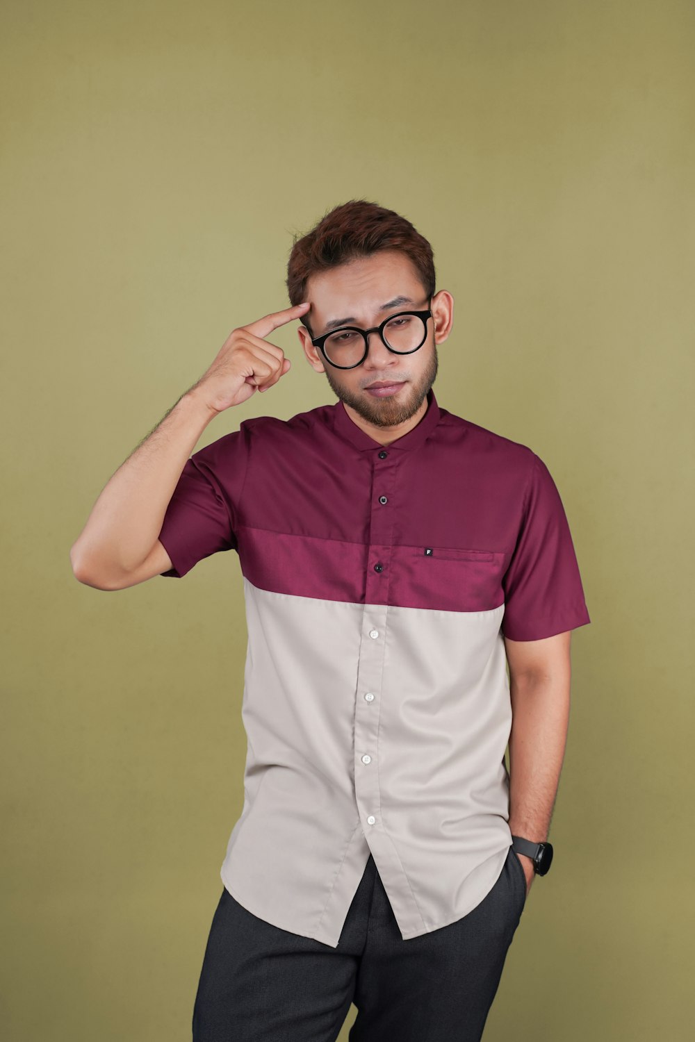 Un homme avec des lunettes pose pour une photo