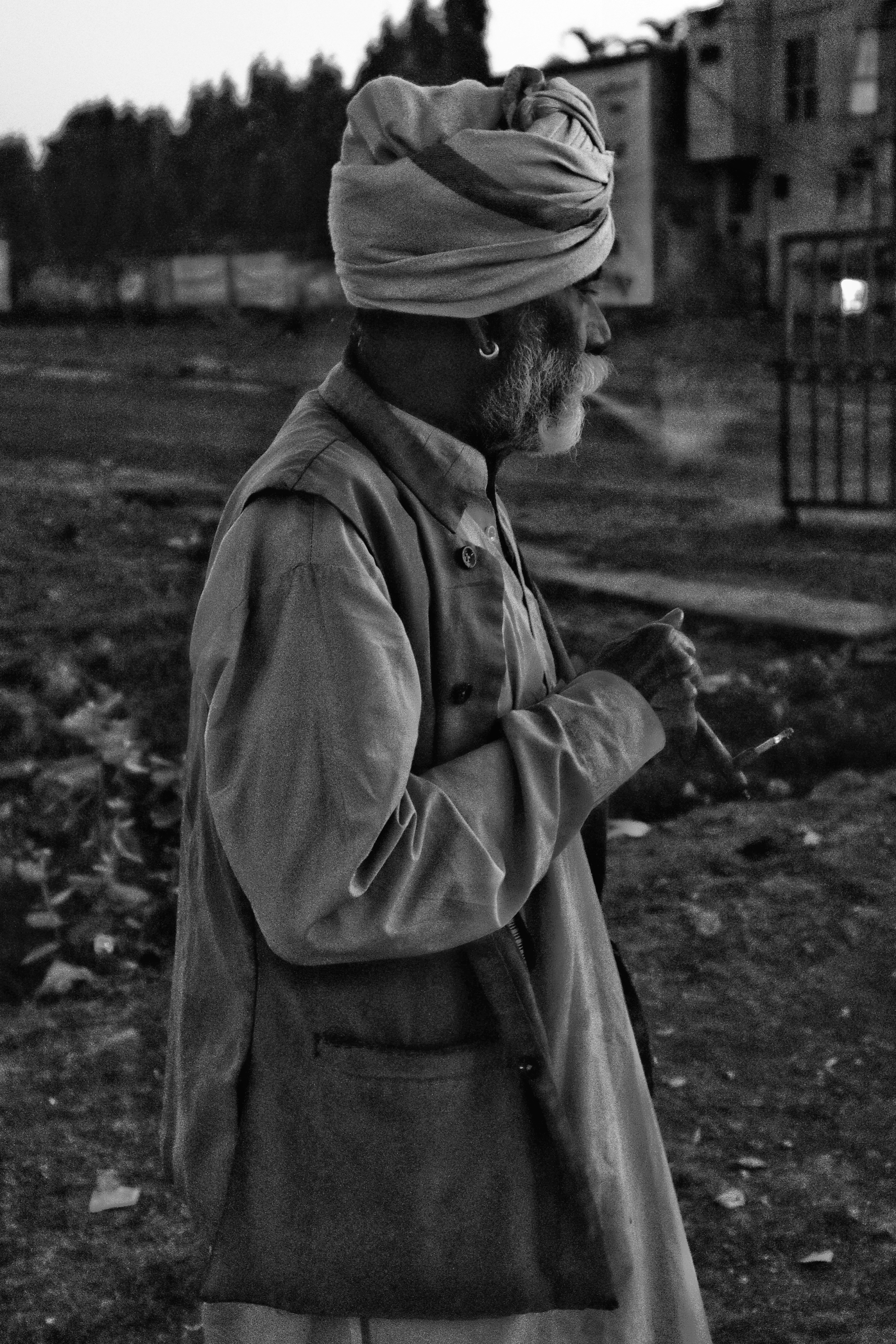 Una foto en blanco y negro de un hombre con turbante