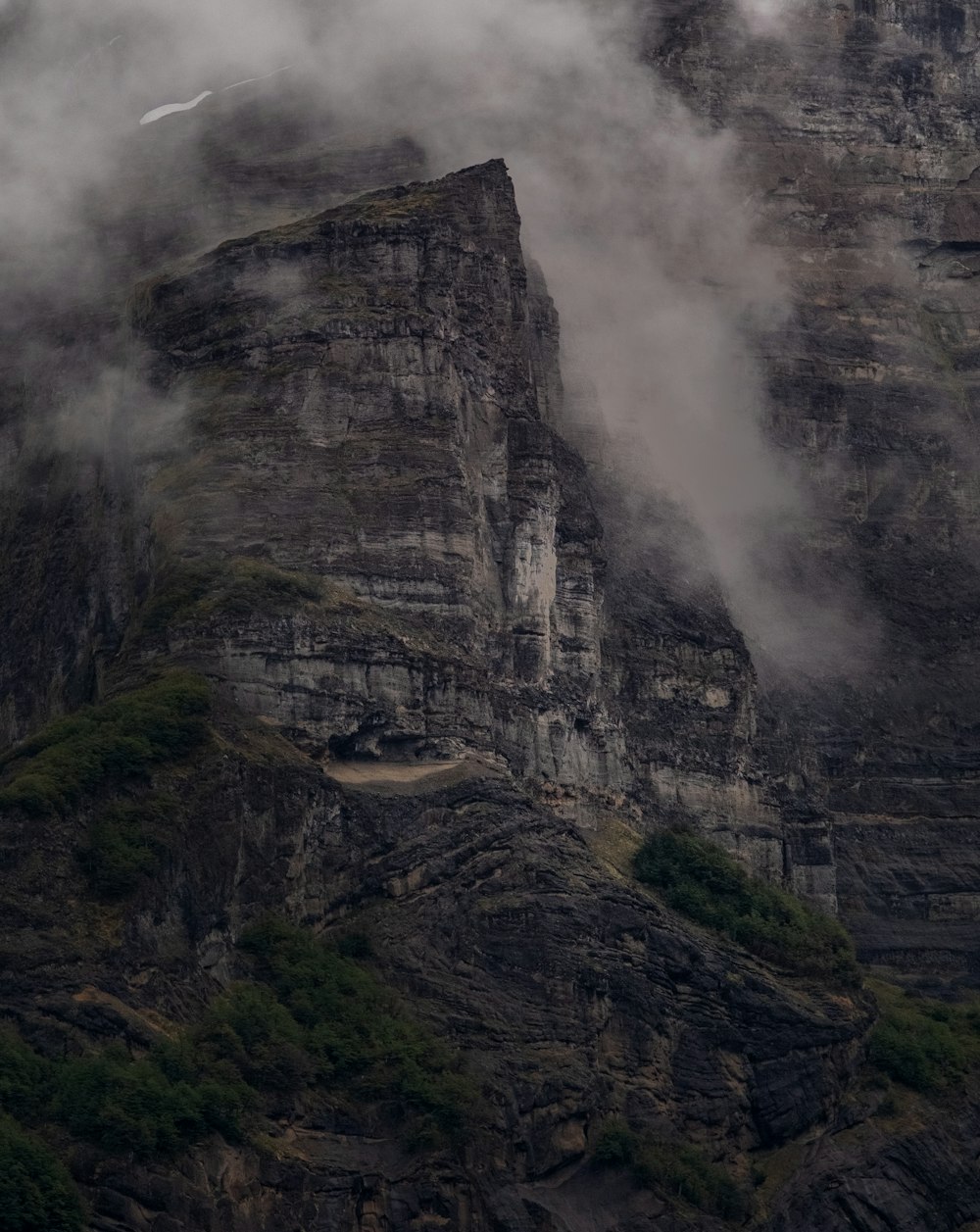 Ein sehr hoher Berg mit einigen Wolken in der Luft