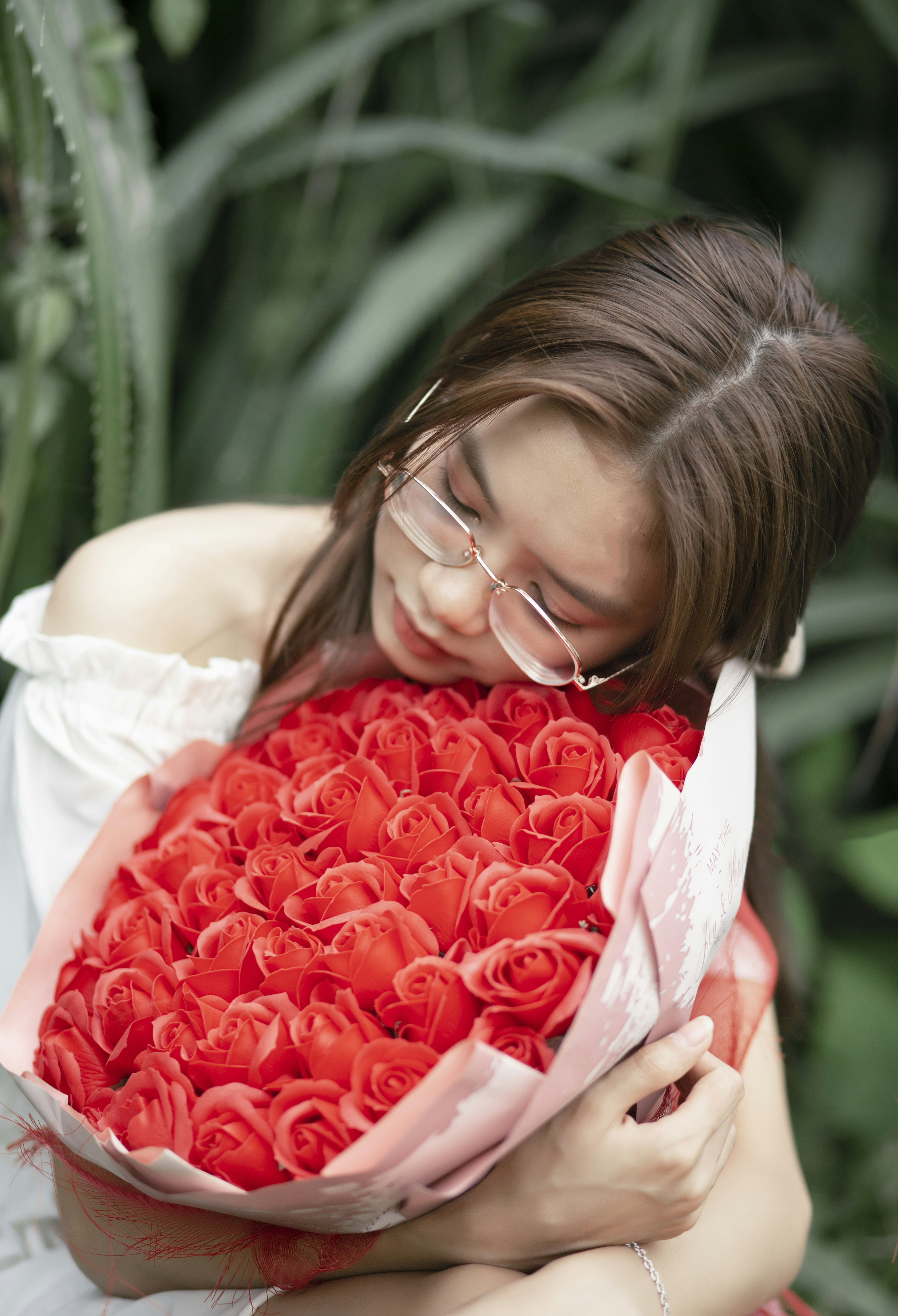 Una mujer sosteniendo un ramo de rosas rojas foto – Imagen de Muchacha ...