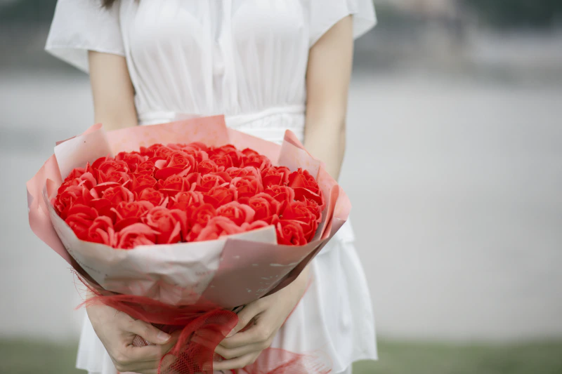 Frau mit roten Rosen