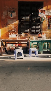 a group of chairs and a table in front of a building