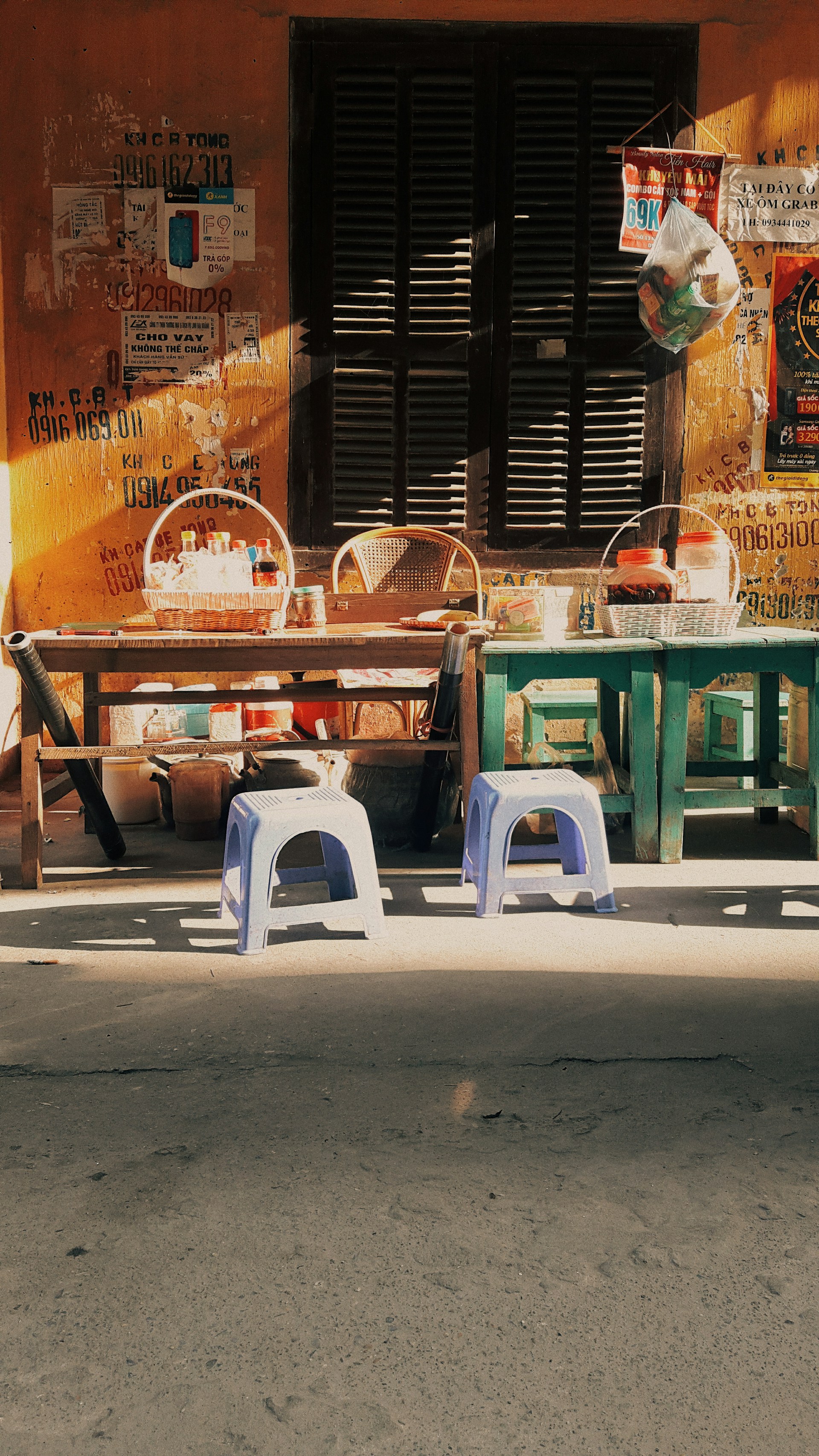 a group of chairs and a table in front of a building