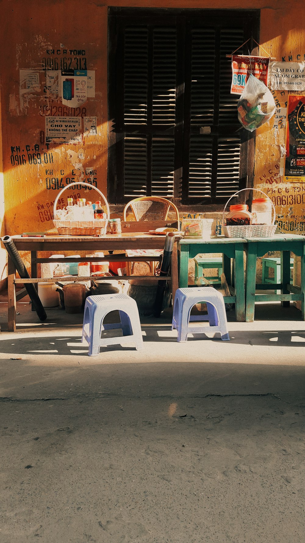 a group of chairs and a table in front of a building